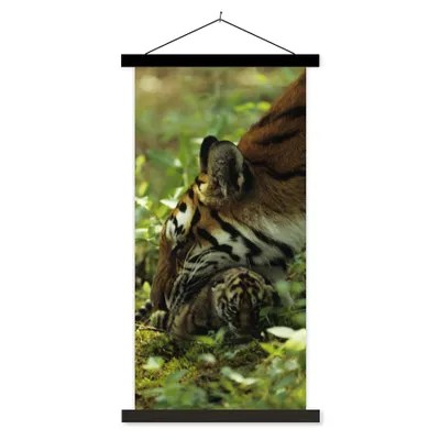Produktbild von MuchoWow® Textilposter Tiger - Pflanzen - Jungtier 40x80 cm mit schwarzem Rahmen - Wandemalerei