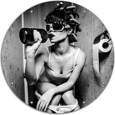 Produktbild von Wallario rundes Outdoor-Poster für Garten oder Balkon, Motiv Kloparty - Sexy Frau auf Toilette mit Weinflasche, 90 cm Durchmesser