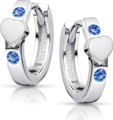 Elegante silberne Creolen mit einem mattierten Herzmotiv und zwei funkelnden blaufarbenen Zirkonia-Steinen als stilvolle Akzente auf jeder Seite.