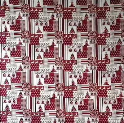 Produktbild von Weihnachtliche Tischdecke - rot mit Tannenbaum und Hirsch 140x140 cm