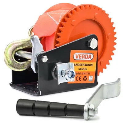 Produktbild von Verda Handwinde, 7m Textilband 50mm, 20.5cm Kurbel, 545kg, 4:1 Übersetzung. Haken mit Sicherungshebel, umschaltbare Zahnradsperre für Lastsicherung & schnelles Abrollen, stabile Zahnradkonstruktion. Nur waagerecht nutzbar, nicht für Hebezwecke. SN1135.