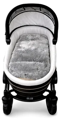 Produktbild von Merino Lammfell Sitzauflage für Kinderwagen, Buggy und Babyschale – Universelle Lammfelleinlage mit Gurtschlitzen, atmungsaktiv und temperaturregulierend, ca. 73 x 35 cm, Grau