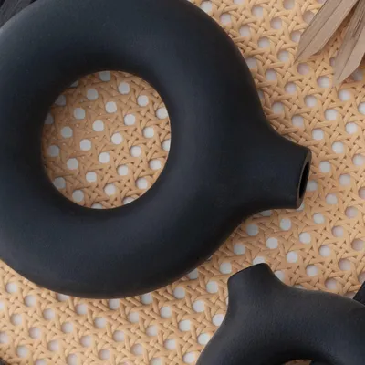 Produktbild von Set aus 2 schwarzen keramischen Donut-Vasen für moderne Wohnkultur - runde matte Vasen für Pampasgras im neutralen Boho Skandinavisch Minimalismus Stil - groß + klein