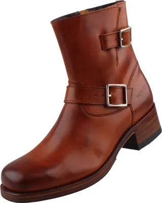 Auf dem Bild ist ein brauner Stiefel zu sehen der von der Seite betrachtet wird. Der Schuh hat eine strukturierte Oberfläche und eine robuste Sohle.