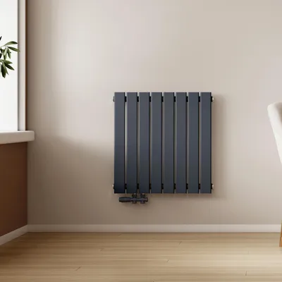 Immagine prodotto di Radiatore EMKE, modello a pannello, design piatto, dimensioni 63 x 61,6 cm, a singolo strato, potenza 438 W, colore antracite