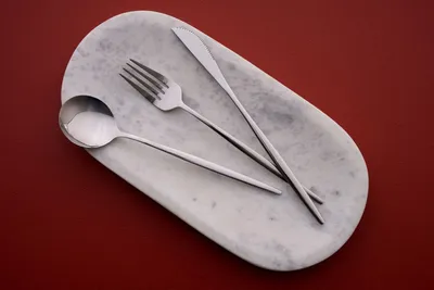Produktbild von Hermia Concept, Hochwertiges Besteckset (18 Teile), 100% Edelstahl, 6 Esslöffel, 6 Gabeln, 6 Messer | Spülmaschinen- und mikrowellengeeignet | Elegantes silbernes Design für jeden Tisch.