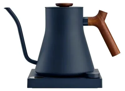Image de Bouilloire électrique Stagg EKG PRO de 900 ml, couleur bleu pierre, avec un revêtement couleur bois de noyer