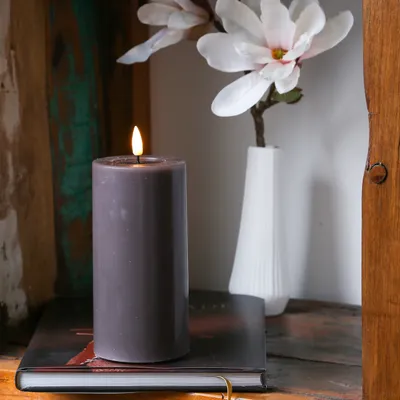 Immagine prodotto di Candela LED a colonna MIA - cera vera - fiamma 3D realistica - h: 15cm - funzionamento a batteria - colore moka