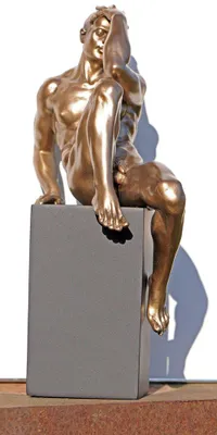 Skulptur sitzender Athlet, Bronzekunststein, 24 cm