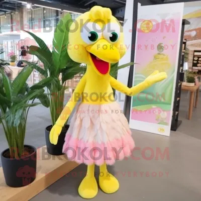 Produktbild von Zitronengelber REDBROKOLY Flamingo Maskottchen Kostüm charakter bekleidet mit einem Etuikleid und Haarspangen
