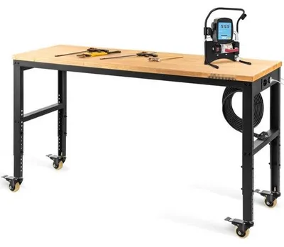 Immagine prodotto di Banco da lavoro - Tavolo da garage regolabile in altezza con superficie di 154,9 x 50,8 cm - Portata fino a 725,7 kg - Altezza da 79,5 a 104,9 cm - Con prese, piano in legno duro, struttura in metallo e rotelle - Ideale per officine e uffici