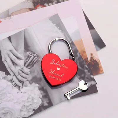 Produktbild von Liebesschloss mit individueller Gravur und Schlüssel in Geschenkbox - Verbunden im Herzen - Personalisiertes Geschenk für Paare