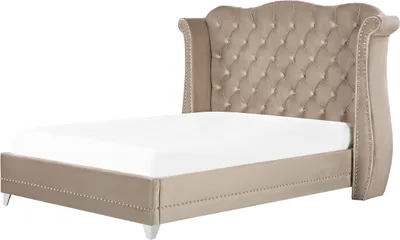Produktbild von BELIANI Bett Taupe Samtstoff 180 x 200 cm hohes Kopfteil mit Knopfheftung Nieten Chesterfield Stil Glamour Doppelbett Königsbett Ehebett Schlafzimmer