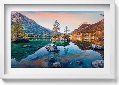 Produktbild von Schöne Berglandschaft an einem See– Wandbild mit Rahmen – Gerahmtes Bild  – Wanddekoration – 60x40 cm –  Schwarz Rahmen