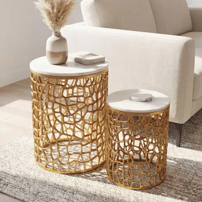 Image de Ensemble de 2 tables basses dorées avec plateau en marbre blanc, idéales pour le salon. Tables rondes, tables d'appoint, design moderne en aluminium, fabrication artisanale