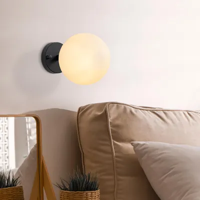 Produktbild von Opviq, Wandleuchte mit Metallkörper, Glasabdeckung, 15 x 15 cm, Höhe 24 cm, IP20, E14 Fassung, max. 15 W, Schwarz und Creme, elegantes Design für moderne Hotels und Wohnräume.