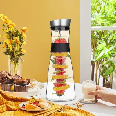 Immagine prodotto di Brocca per acqua in vetro da 1,5 litri con coperchio in acciaio inox e spiedino per frutta