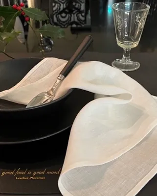 Produktbild von TableART in Weiß - 4er Set Stoff Servietten 100 % Leinen - stilvolles Uni deSIGN für herausragendes Tisch Styling