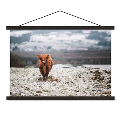 Produktbild von MuchoWow® Textilposter Schottischer Highlander - Schnee - Berg 60x40 cm mit schwarzem Rahmen - Hölzernes