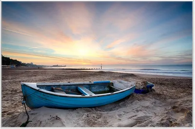 Produktbild von Wallario Wandbild Fischerboot am Strand bei Sonnenuntergang, Größe: 61 x 91,50 cm, Poster mit weißem Aluminiumrahmen