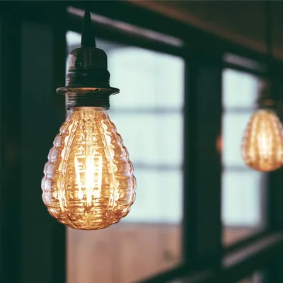 Produktbild von LED Vintage Glühbirne E27 4W Retro Edison Glühlampe Strukturiert ⌀80mm Dekorative Warmweiß Golden Antike Lampen im Haus Café Bar, nicht dimmbar