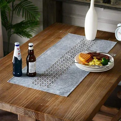 Imagen del producto de Uniqoos®: Mantel individual gris – camino de mesa decorativo cortado con láser, fabricado con 100% poliéster, lavable y versátil, ideal para mesas y aparadores