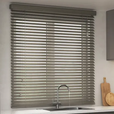 Produktbild von Victoria M. KAYA Jalousie in Holzoptik 35 mm, 140 x 175 cm, holzdunkel strukturiert feuchtigkeitsbeständig, kindersicher & langlebig