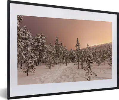 Produktbild von MuchoWow® Gerahmtes Poster Die Sonne ist hinter den Bergen in Lappland untergegangen 60x40 cm - Poster mit Schwarzem Bilderrahmen Wandposter Rahmen Foto Bilder - Schlafzimmer - Plakat in Rahmen - Drucken