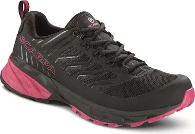Schwarze Trailrunning-Schuhe für Frauen von Scarpa mit pinken Akzenten.