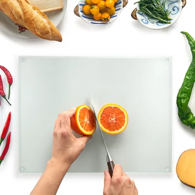 Image de Planche à découper en verre, 40 × 30 cm – Planche à découper hygiénique en verre trempé – Résistante à la chaleur, aux rayures et antidérapante – Plateau en verre pour la cuisine – Structure tissée