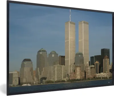 Produktbild von MuchoWow® Gerahmtes Poster In der Mitte des World Trade Centers unter strahlend blauem Himmel 90x60 cm - Poster mit Schwarzem Bilderrahmen Wandposter Rahmen Foto Bilder - Fotorahmen - Foto-Plakat
