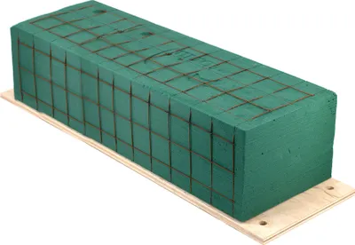 Produktbild von Nass Steckschaum Ziegel 45x11x8cm auf Holzplatte mit Klebepads 1 Stück
