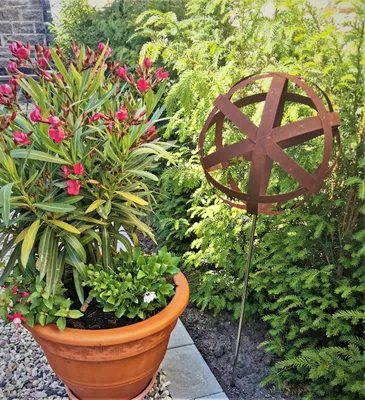 Produktbild von Rosenkugel Geflecht 30 cm Cortenstahl mit Stab 80 cm Streifenkugel Geflechtkugel