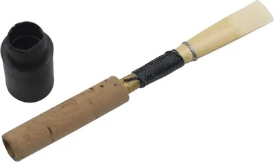 Imagen del producto de Caña para oboe genérica, de dureza media, ideal para pruebas y para tocar toda la gama del instrumento con facilidad. Aproximadamente 73,8 mm de longitud. Fabricada con caña y material plástico. 1 caña para oboe, apta para instrumentos de viento