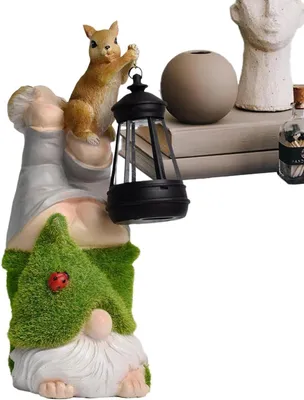 Immagine prodotto di Gnomo da giardino con scoiattolo - Decorazione da giardino - Ornamentale - Illuminazione a energia solare - 15x14x27,5 cm - Colorato