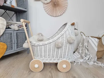 Zdjęcie produktu dla WikliBOX - Wiklinowy wózek dla lalek pchacz biały z pomponami i pościelką 45x30xH48 cm