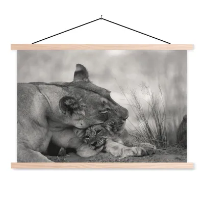Produktbild von MuchoWow® Textilposter Löwin - Jungtier - Schwarz 60x40 cm mit holzfarbenen Rahmen - Bilder
