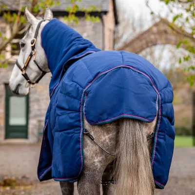 Produktbild von Horseware Rambo Optimo Stable PLUS 200g, Größe:165 cm / 7'3, Farbe:Navy/ Burgundy Teal Navy