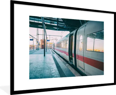 Produktbild von MuchoWow® Gerahmtes Poster Schöner Zug auf dem Bahnsteig 90x60 cm - Poster mit Schwarzem Bilderrahmen Wandposter Rahmen Foto Bilder - Wanddekoration - Fotos