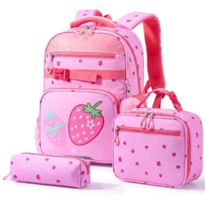 Immagine prodotto di Set di articoli scolastici per bambine, composto da 3 pezzi: zaino, astuccio e campanello. Motivo: fragola. Adatto per la prima elementare. Ultraleggero, ergonomico e idrorepellente