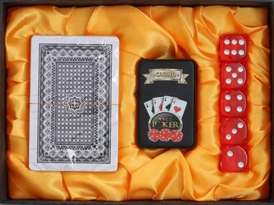 Produktbild von Benzinfeuerzeug + Spielkarten + 5 Würfelset
