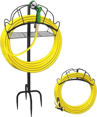 Produktbild von Unyqoos® Freistehender Gartenschlauchhalter aus Metall – abnehmbare robuste Schlauchauflage mit Aufbewahrungskorb, für Terrasse & Rasen, 4 spitze Füße