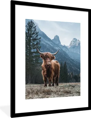 Produktbild von MuchoWow® Gerahmtes Poster Schottische Highlander - Berg - Landschaft - Bäume - Kuh - Natur 60x80 cm - Poster mit Schwarzem Bilderrahmen Wandposter Rahmen Foto Bilder - Wohnzimmer - Dekorationen - Prämie