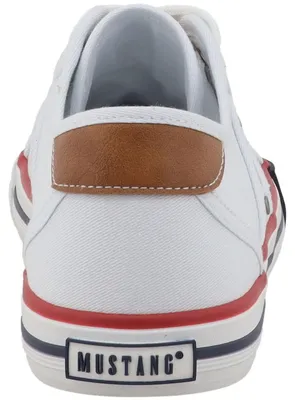 Auf dem Bild ist ein weißer Freizeitschuh abgebildet der von der Seite betrachtet wird. Der Schuh hat eine geschwungene Silhouette und weist eine einfache aber moderne Gestaltung auf.