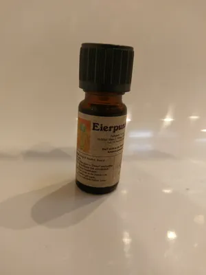 Kleine braune Flasche mit einem schwarzen Verschluss. Auf dem Etikett steht "Eierpunsch".