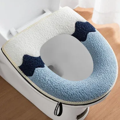 Produktbild von Set mit 2 ovalen grauen Toilettensitzbezügen, dick/weich + Griff, waschbar.