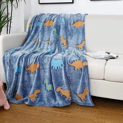 Immagine prodotto di Morbida coperta di peluche grigia per bambini, con dinosauri