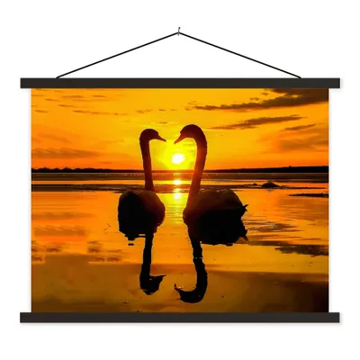 Produktbild von MuchoWow® Textilposter Schwäne - Sonnenuntergang - Vogel - Orange - Wasser 60x45 cm mit schwarzem Rahmen - Poster Schlafzimmer