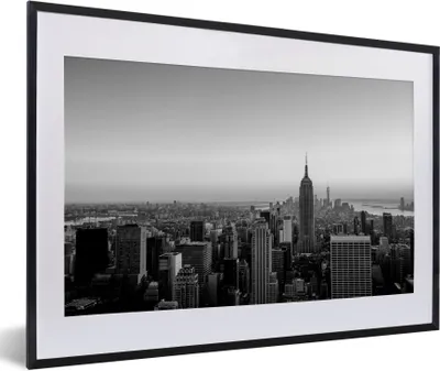 Produktbild von MuchoWow® Gerahmtes Poster Skyline von New York mit einem Sonnenuntergang - schwarz und weiß 60x40 cm - Poster mit Schwarzem Bilderrahmen Wandposter Rahmen Foto Bilder - Schlafzimmer - Plakat in Rahmen - Drucken