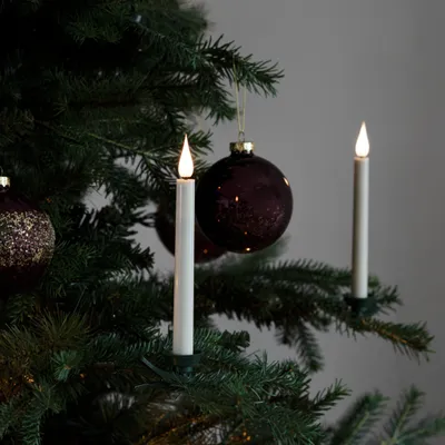 Produktbild von Konstsmide LED Baumbeleuchtung "slim line", 10 kabellose Baumkerzen, 3D Flamme, mit 5h Timer und Fernbedienung, 10 warm weiße Dioden, batteriebetrieben, Innen, Batterie: 20 x AAA 1,5V (exkl.) - 1913-210